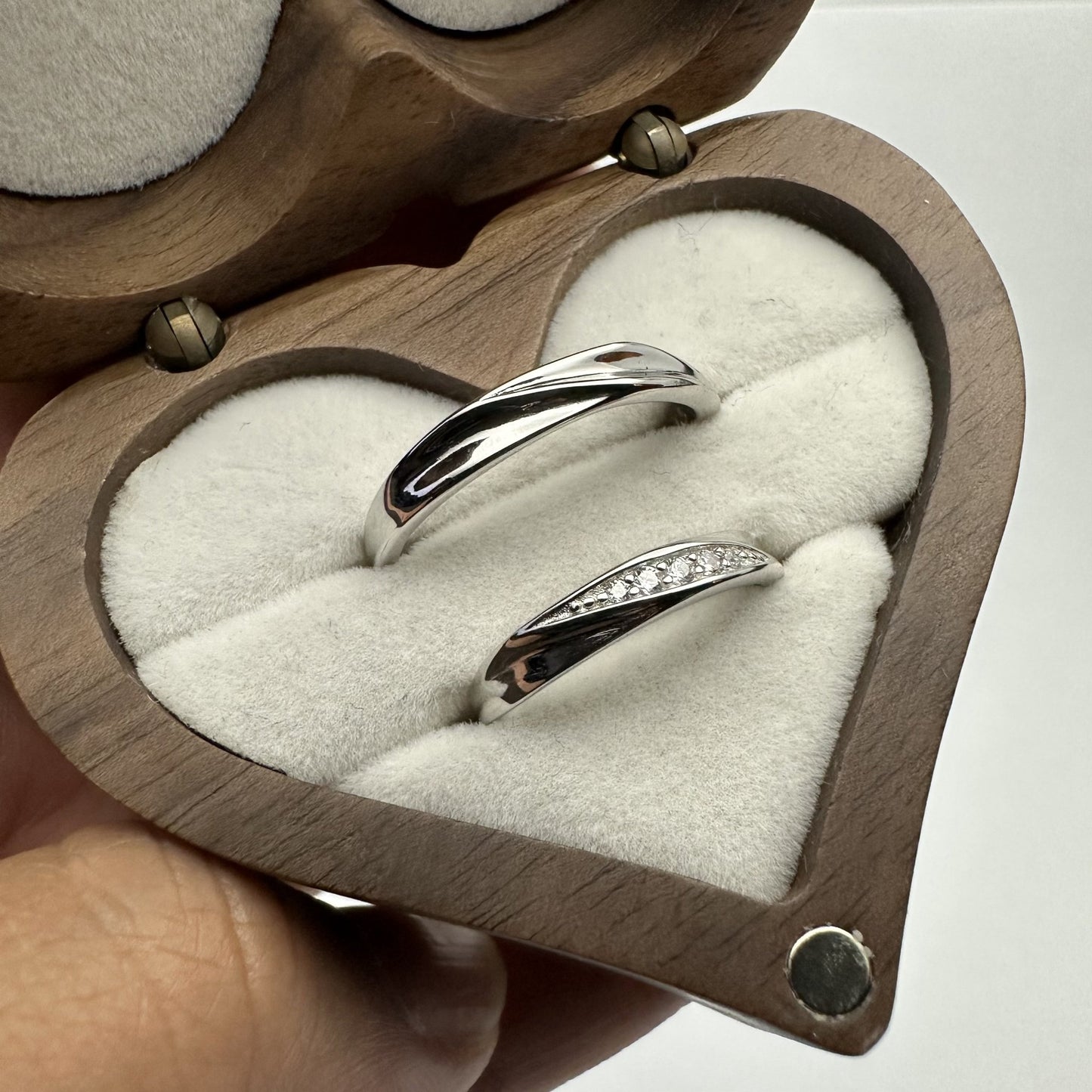 Single Diamond Path Waved Ring Set - CouplesPicks