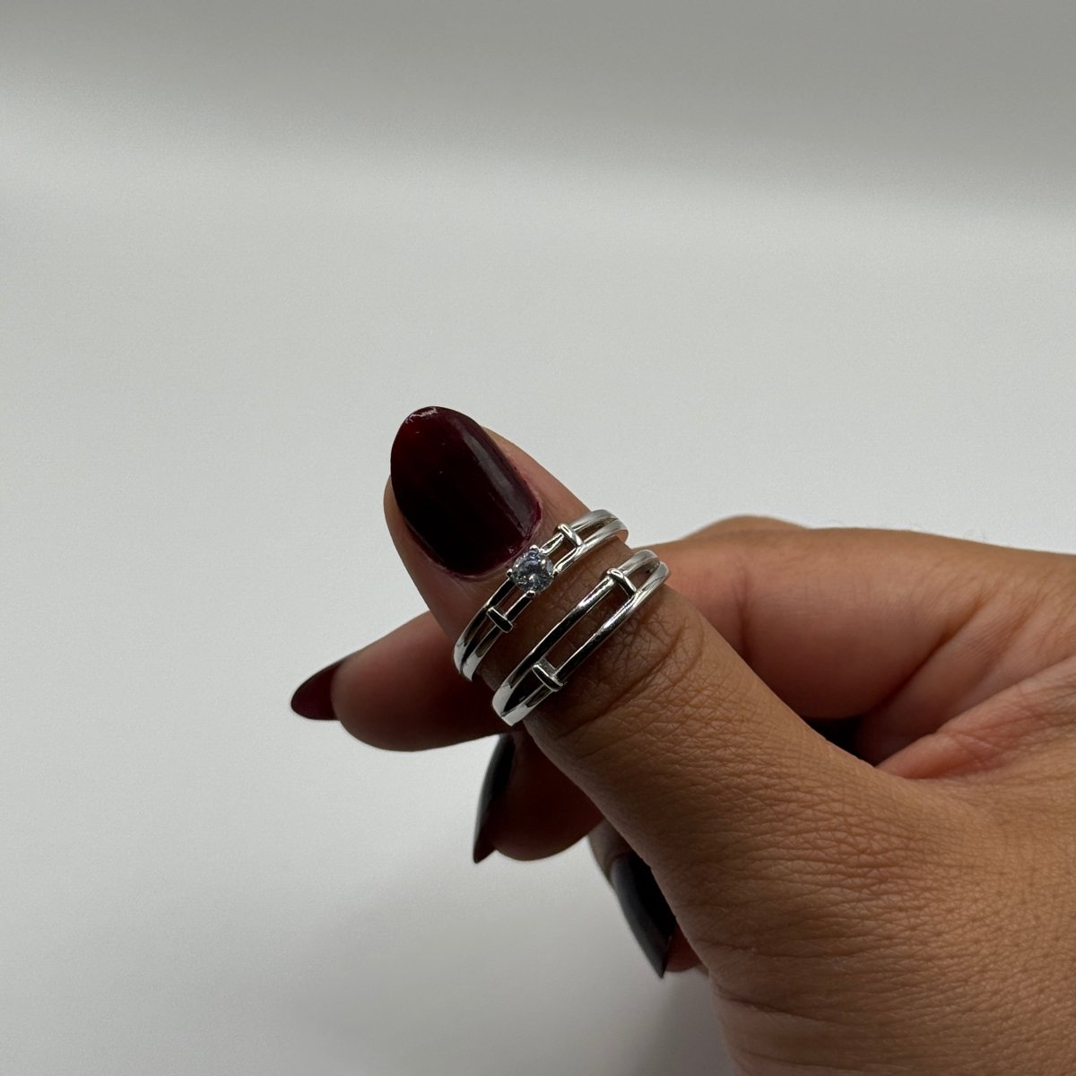 Arqen 925 Sterling Silver Adjustable Rail Ring – Glossy Zirconia Design - CouplesPicks