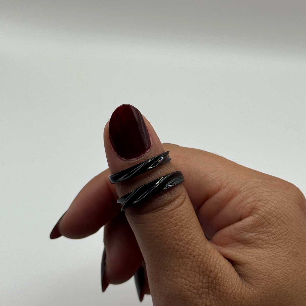 Velith 925 Sterling Silver Adjustable Color - Changing Wave Ring – Glossy Black Design - CouplesPicks