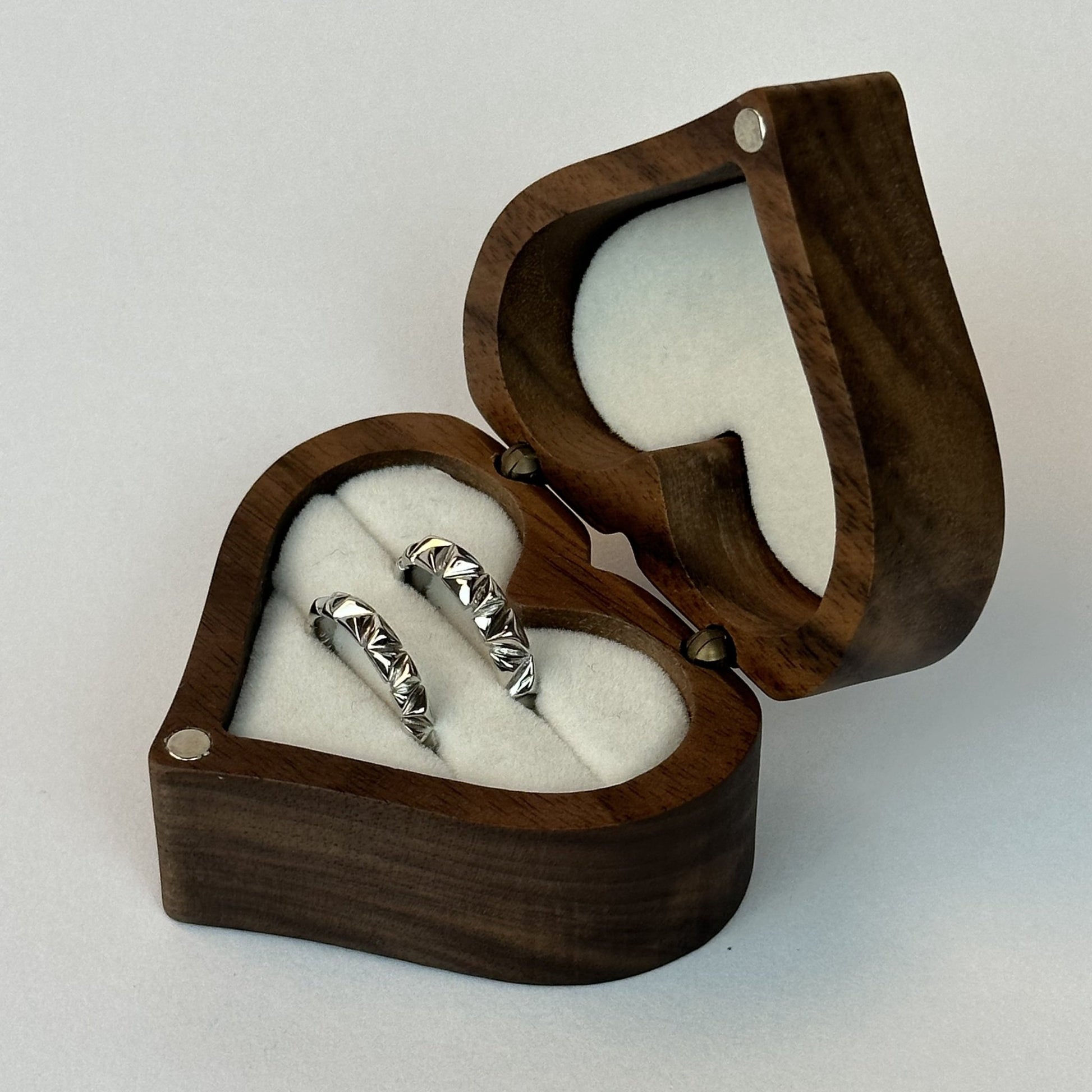 Geometric Triangle Design Ring Set - CouplesPicks