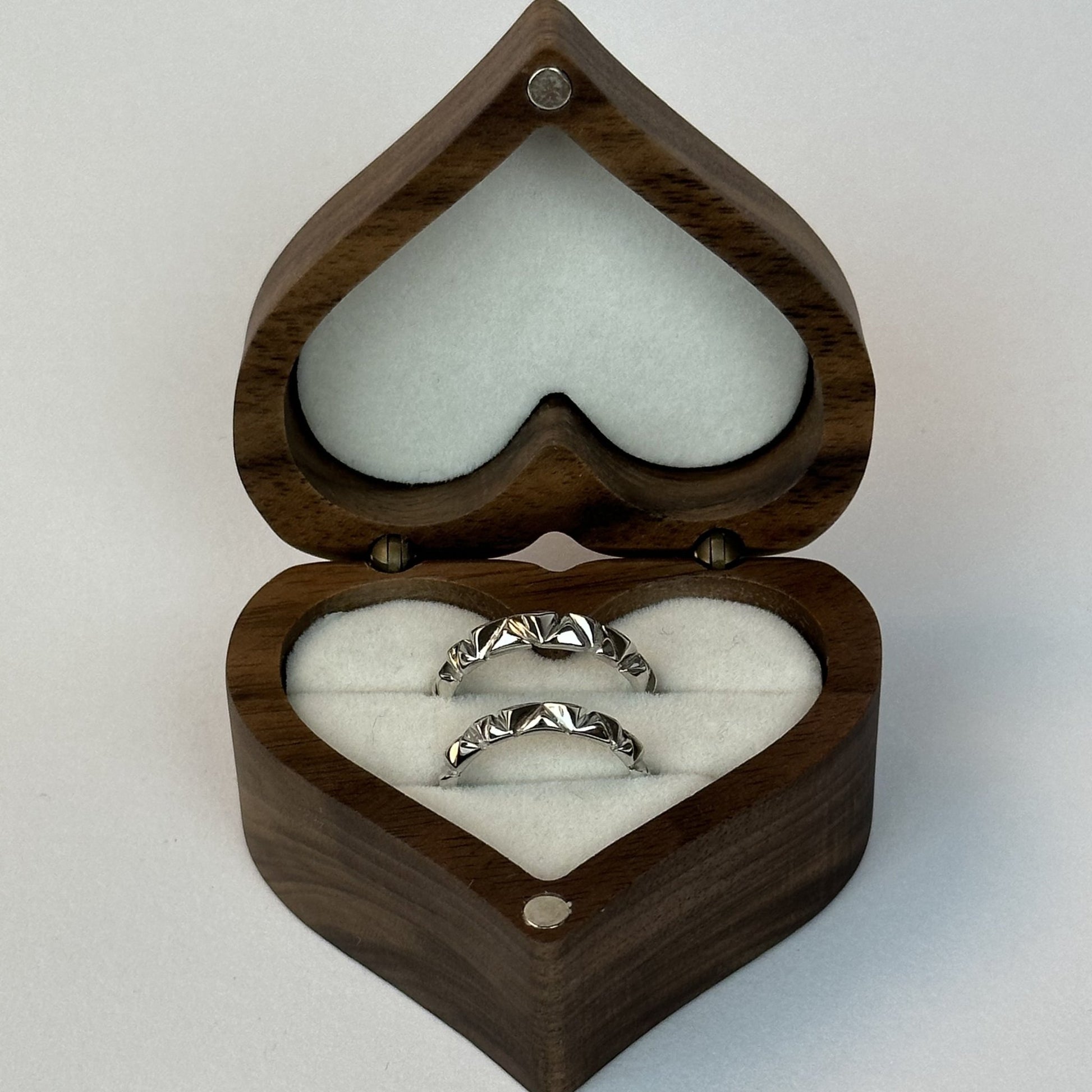 Geometric Triangle Design Ring Set - CouplesPicks