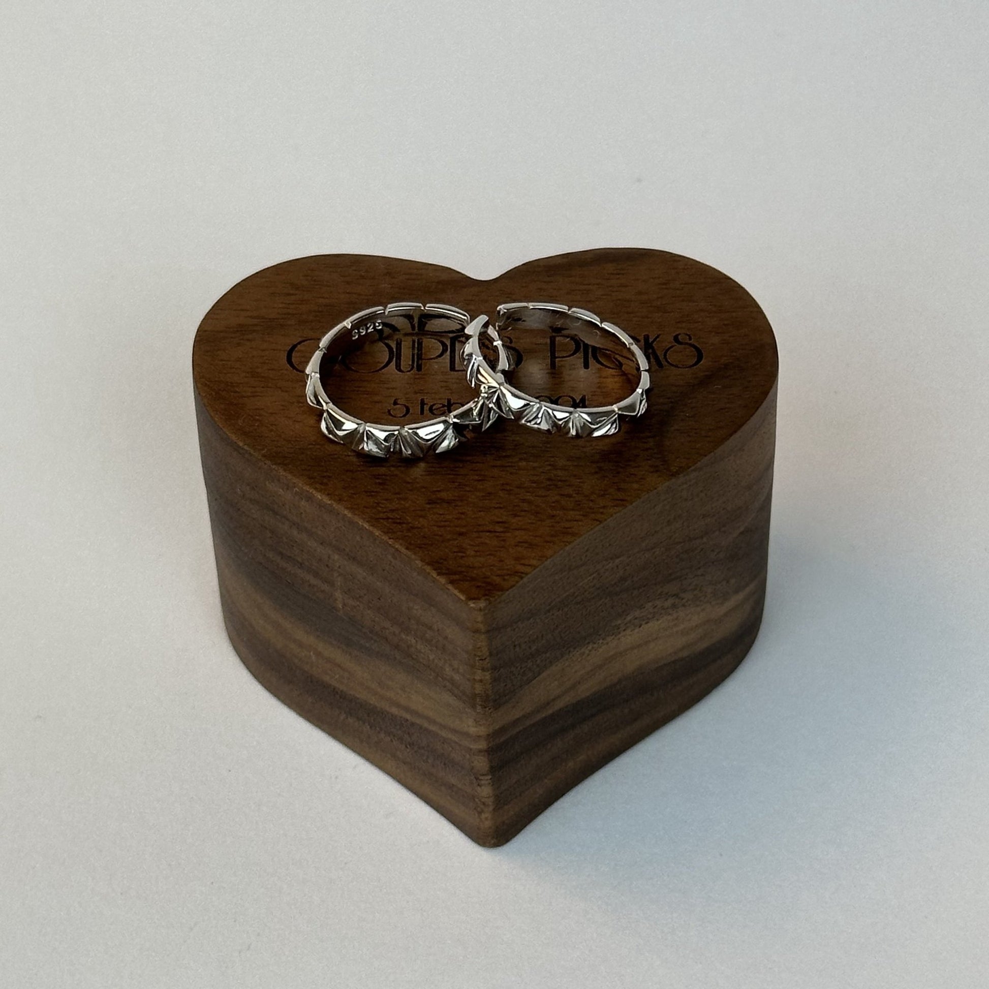 Geometric Triangle Design Ring Set - CouplesPicks