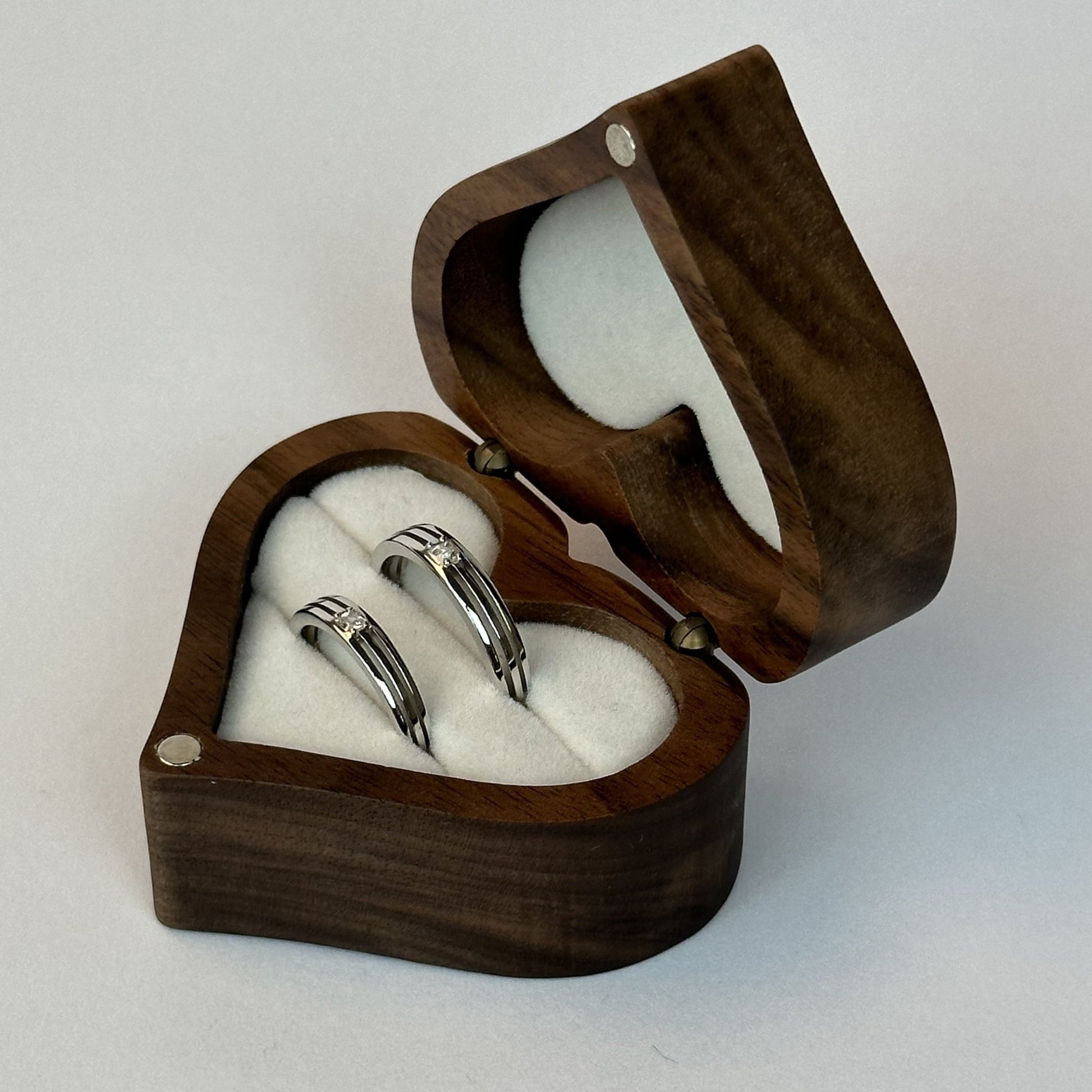 Groove Diamond Ring Set - CouplesPicks
