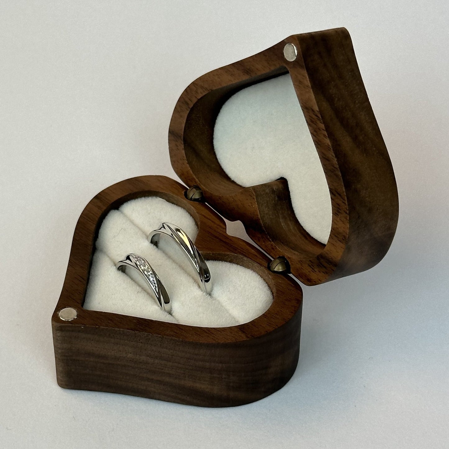 Single Diamond Path Waved Ring Set - CouplesPicks