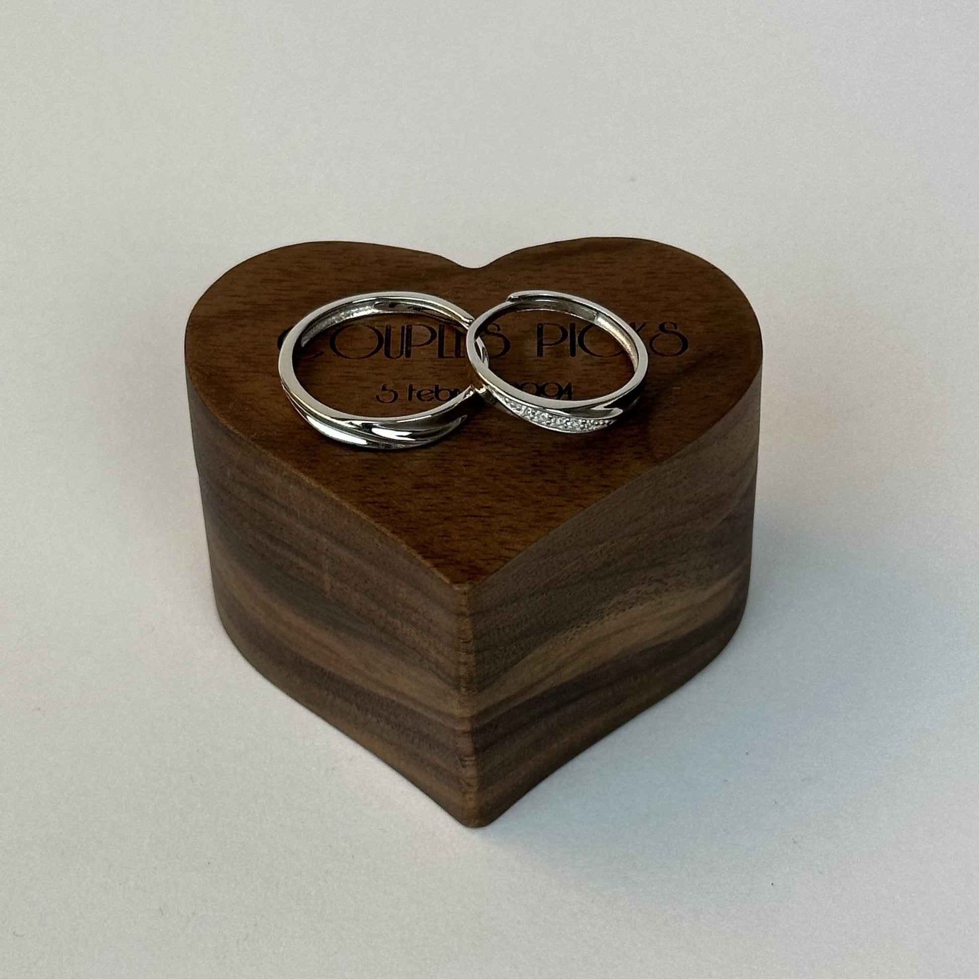 Single Diamond Path Waved Ring Set - CouplesPicks