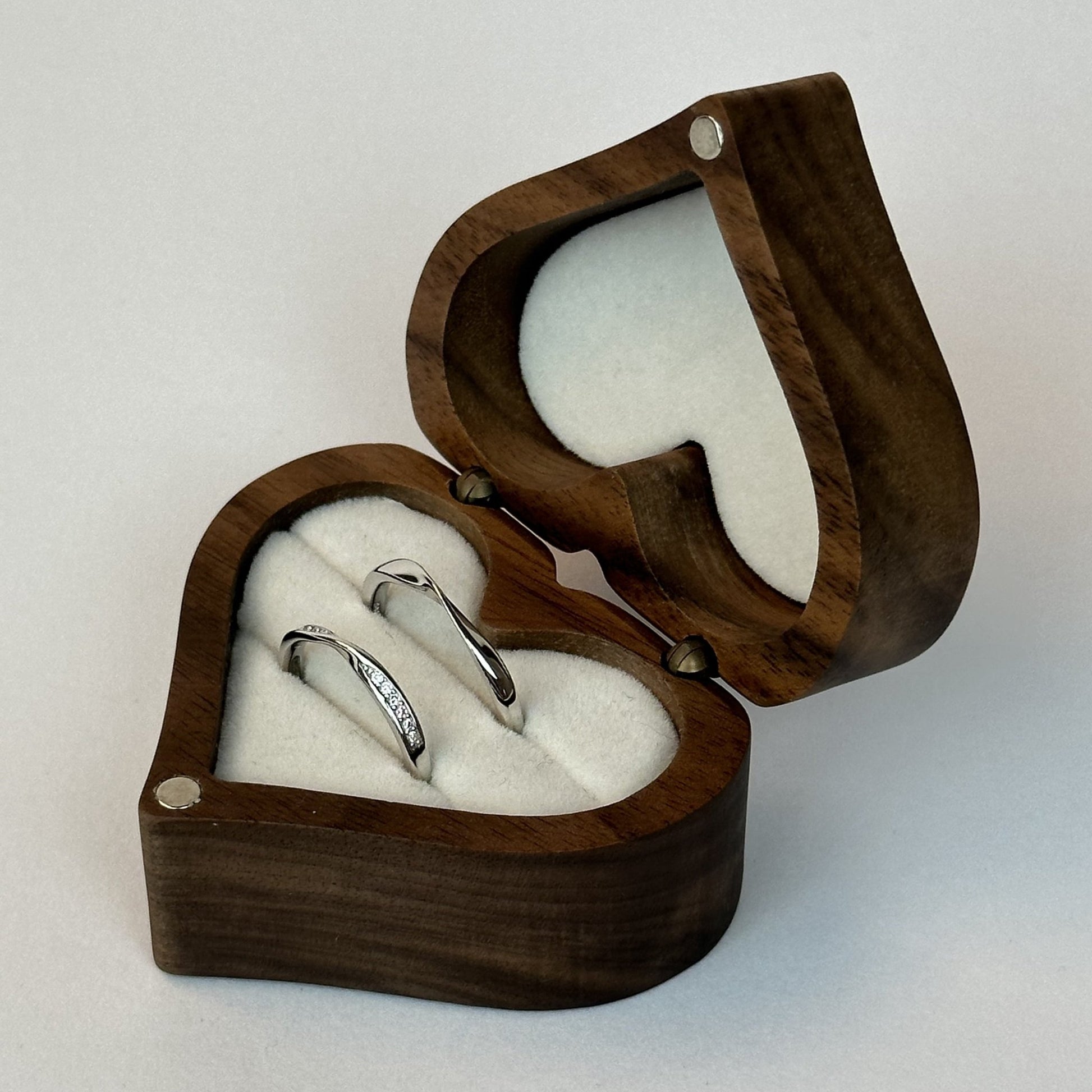 Twisted Wave Diamond Path Ring Set - CouplesPicks